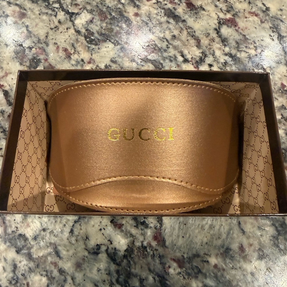 Gucci Women's Black Sunglasses with Gradient Lenses - Picture 8 of 9